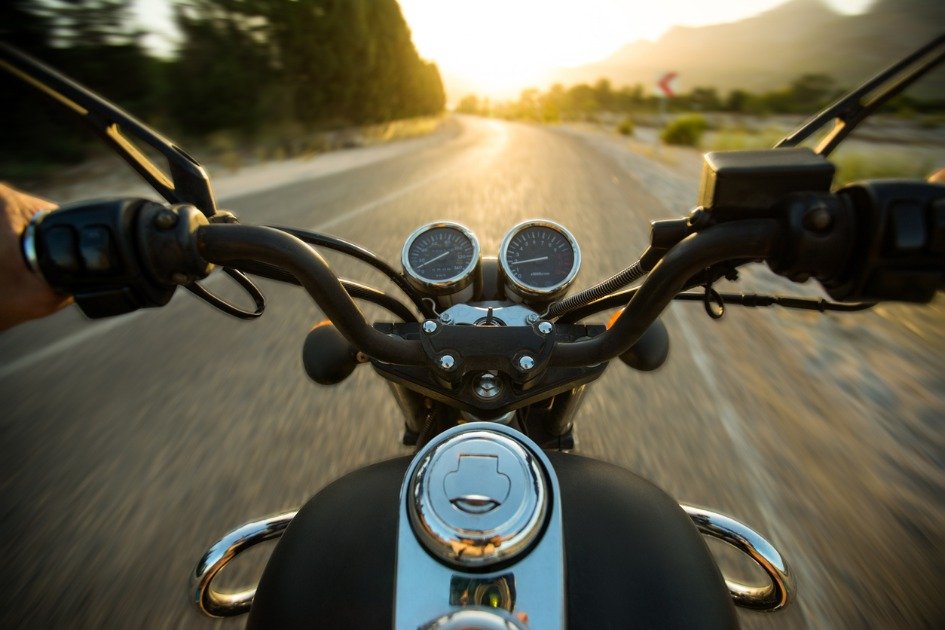 Quais são as coberturas básicas e adicionais oferecidas em um seguro de moto?